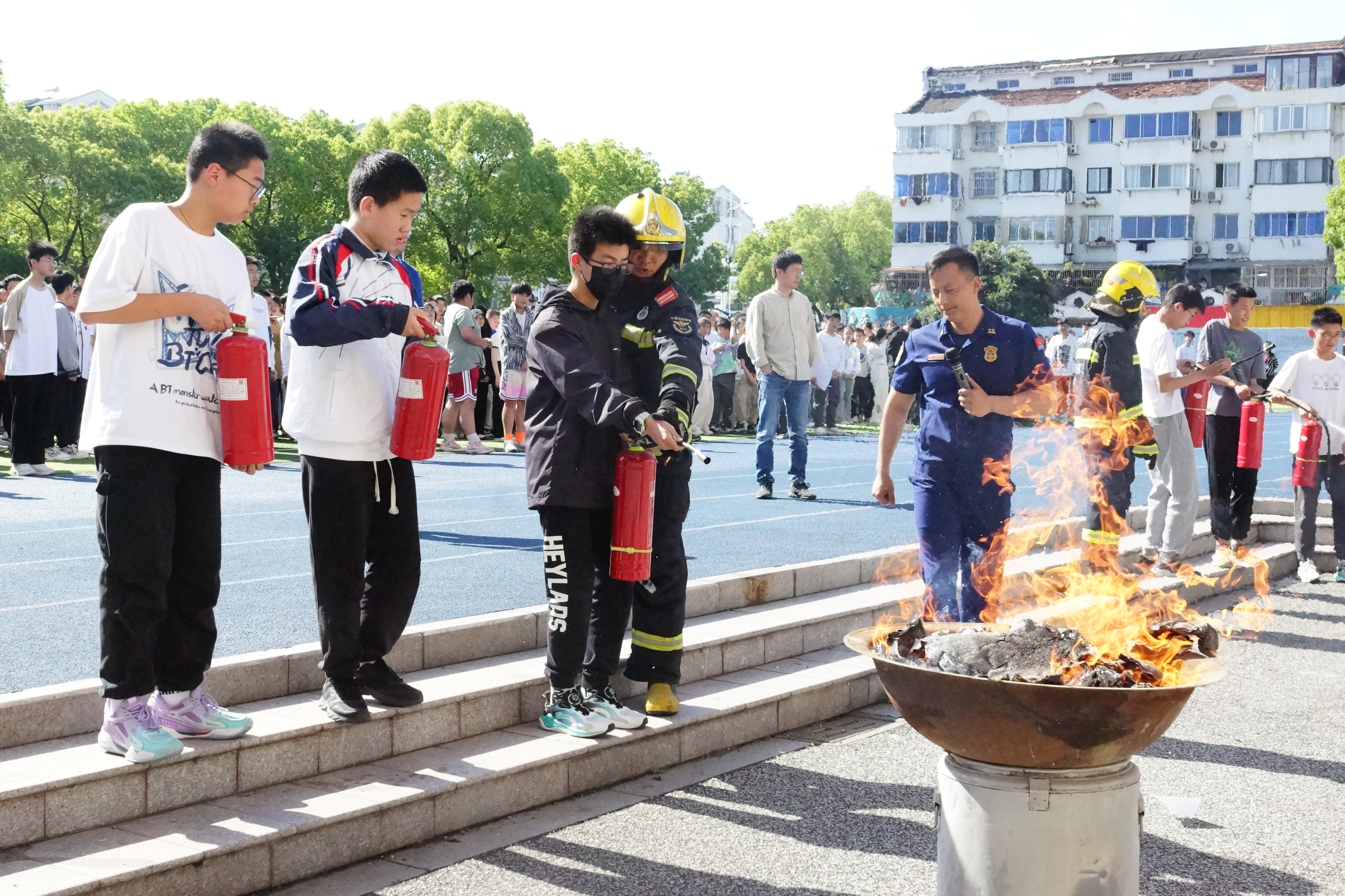 指导学生灭火