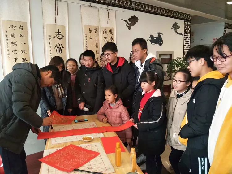 翰墨书香添节情   青蓝同台承“年味”——记城西中学师生写春联庆春节活动