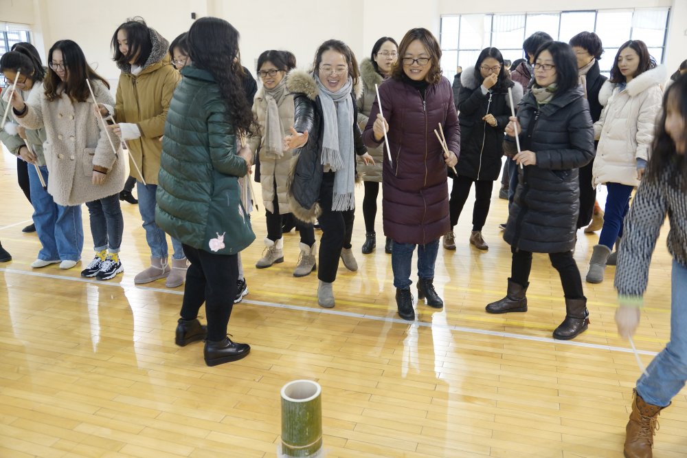 在欢笑中感受团结的力量——记城西中学教工趣味运动会