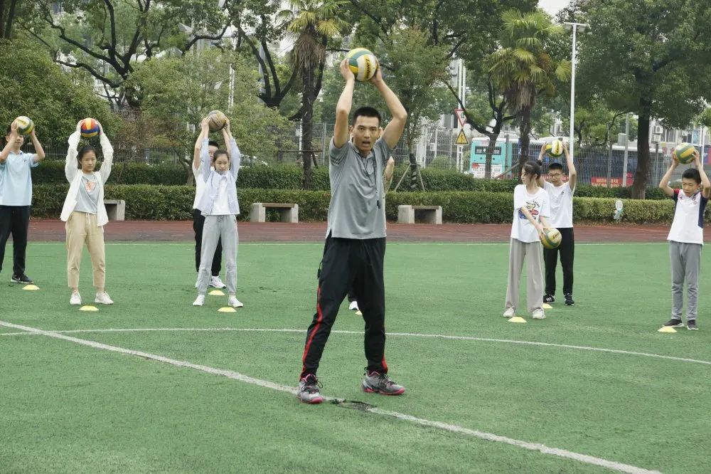 “首”业有成 “秀”外慧中 ——记城西中学新教师开学“首秀”活动