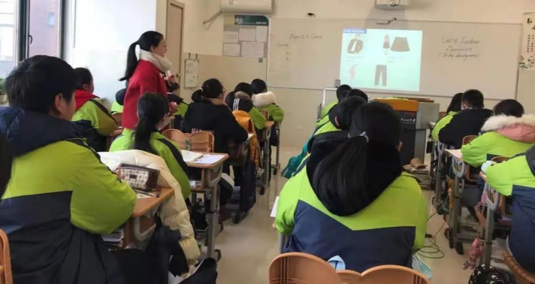为进一步响应和贯彻落实吴中区“教育强师计划”，全面提升师资队伍综合素质和专业能力，提高课堂教学的有效性，城西中学教育集团开展了2020年教学实践研修活动，集团英语、政治、历史老师参加了此次活动。  风采各异 精彩碰撞  城西中学陈丽萍老师和尹山湖中学胡春芳老师带大家领略了《Revision》同题异构的风采；城西中学丁畅老师和尹山湖中学史钧烨老师从整本复习和单元复习为初一期末复习提供不同蓝本；城西中学的黄雪老师和尹山湖中学的刘荣静老师带大家体味了历史课不同维度的魅力。三组教师在对课堂教学活动相互交流、碰撞中共同进步。    城西中学  陈丽萍老师    尹山湖中学  胡春芳老师    城西中学 