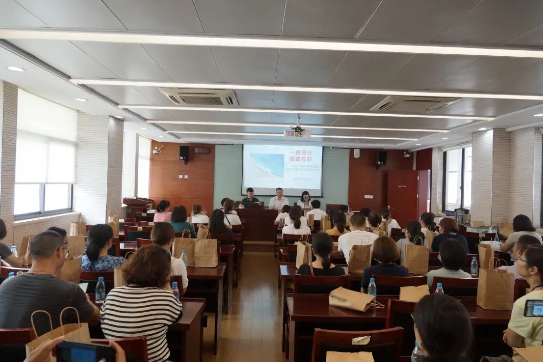 弘扬志愿精神，家校温暖同行 ——2020-2021学年度晨曦家长义工总结大会