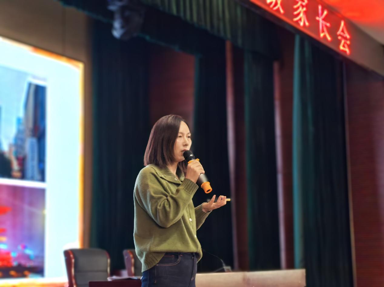 年级家长会主讲彭女士1